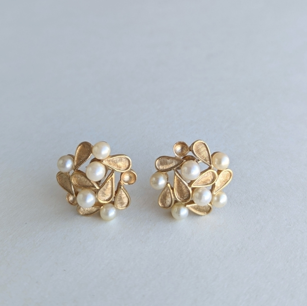 Vintage Trifari-Signed Pearl & Brushed Textured Gold Tear Drops Clip-on Earrings